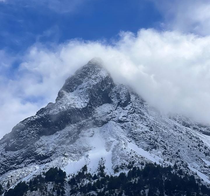 Primera nevada de 2026 activa operativo especial en Nevado de Colima