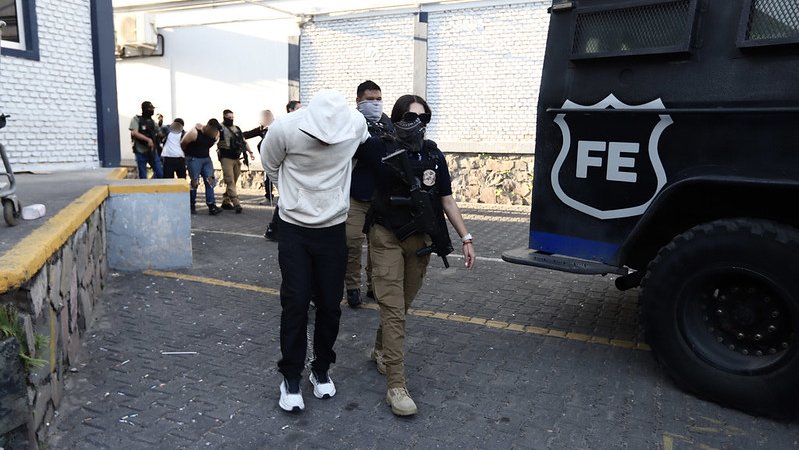 Trasladan a prisión a 13 detenidos tras quema de vehículos en la ciudad